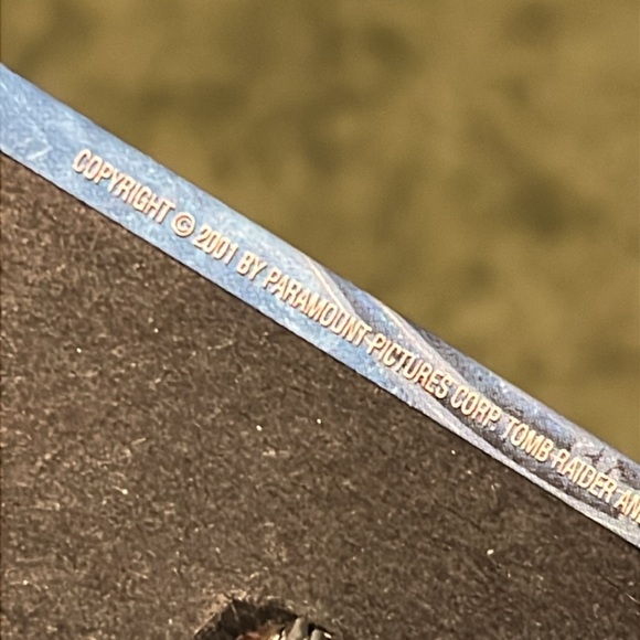 Tomb Raider (2001) movie promo button - Great shape! - Picture 4 of 6